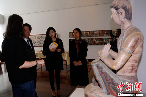 圖為觀眾觀展。<a target='_blank' href='http://big5.arats.com.cn/gate/big5/www.chinanews.com/'><p align=