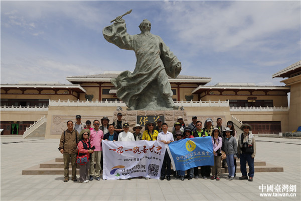 採風團在草聖故里文化產業園合影。(中國臺灣網 李岳 攝)