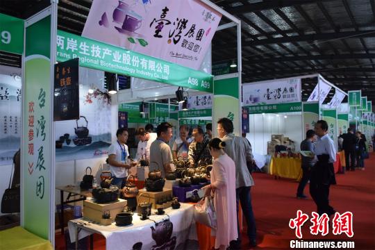 臺灣展園茶具、茶葉吸引經銷商和採購商注意 馬芙蓉 攝