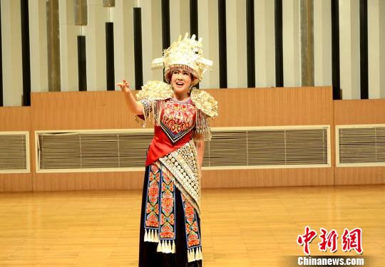 美女演唱極具湖南特色的民間山歌。 徐卓俊 攝