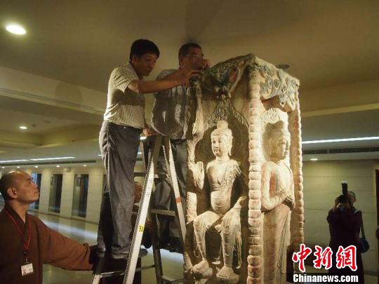 工作人員此前運輸鄧峪石塔塔身。 資料圖 攝