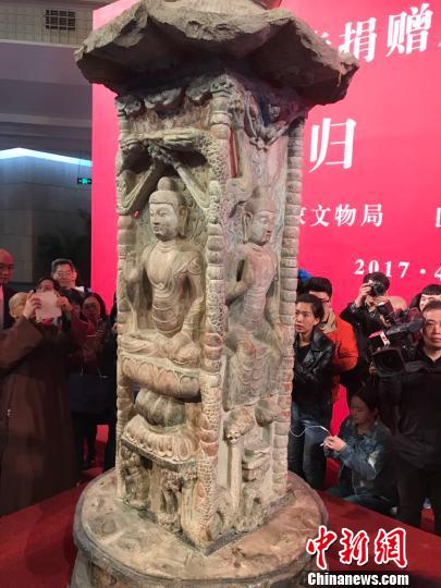 鄧峪石塔雕刻于唐開元八年(公元720年),高3.2米,圓座方柱形,自下而上由底座、塔身、塔檐(帶平座)、塔剎四部分套合而成。 胡健 攝