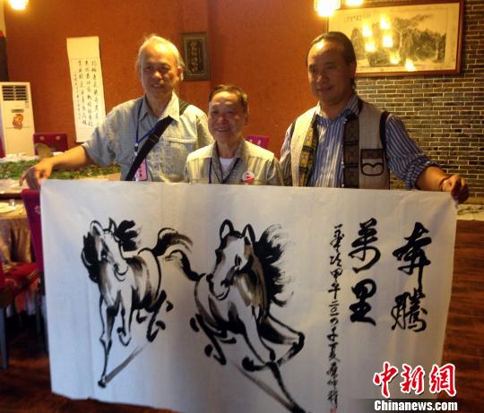 臺灣畫家秦仲璋(中)畫奔馬贈予雲南石林普世老民族餐廳負責人普文忠(右1)。 臺灣畫家秦仲璋(中)畫奔馬贈予雲南石林普世老民族餐廳負責人普文忠(右1)。