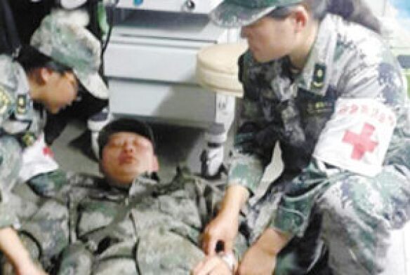 解放軍炊事員暈倒的前前後後 解放軍炊事員暈倒的前前後後