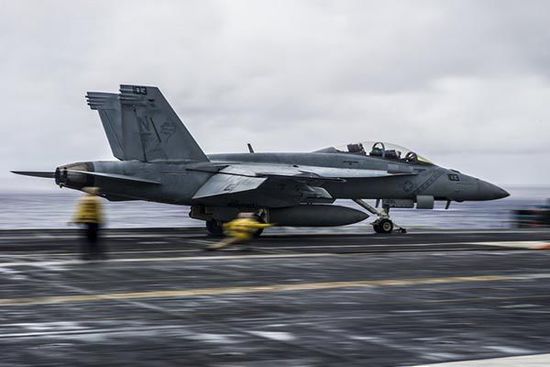 一架F/A-18F超級大黃蜂準備起飛 一架F/A-18F超級大黃蜂準備起飛