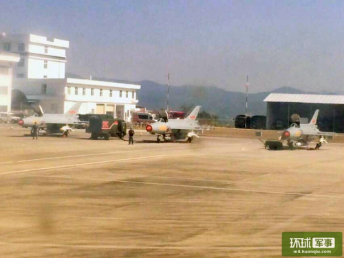 拍攝于雲南臨滄機場的照片顯示,中國空軍的殲-7戰鬥機已經在此部署並進入警戒狀態。