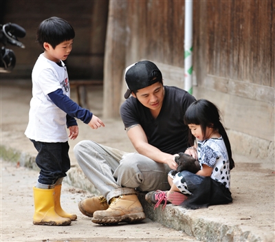 曹格在節目中要“對付”兩個孩子,被認為遊戲模式為最高難度級。 曹格在節目中要“對付”兩個孩子,被認為遊戲模式為最高難度級。