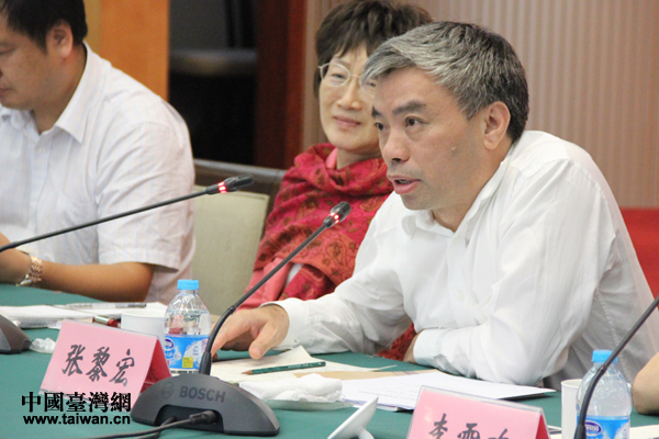 國臺辦研究局副局長張黎宏出席座談會並講話。 國臺辦研究局副局長張黎宏出席座談會並講話。
