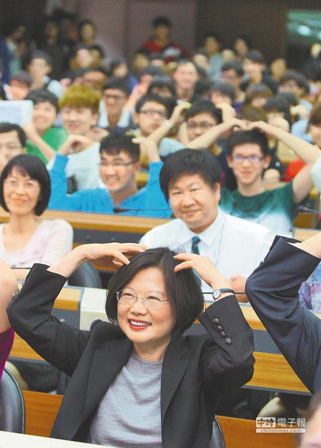 蔡英文為“填實”其“臺灣共識”論述,據統計她在敗選後數年到各大專院校演講、座談超過1000場 蔡英文為“填實”其“臺灣共識”論述,據統計她在敗選後數年到各大專院校演講、座談超過1000場