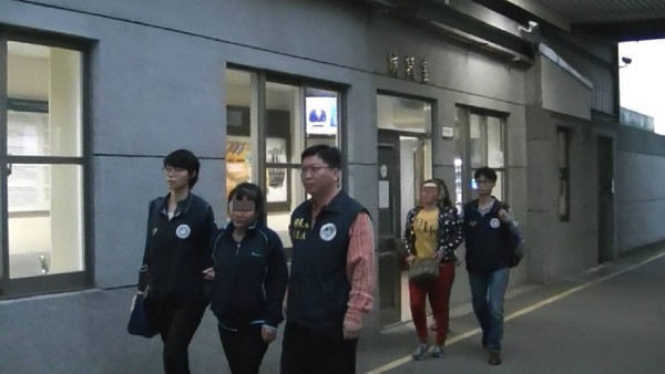 臺灣當局“移民署”破獲島內最大宗販賣兒童案,救出11名兒童。 臺灣當局“移民署”破獲島內最大宗販賣兒童案,救出11名兒童。