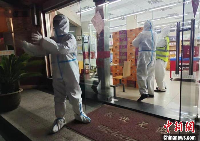 (上海戰疫錄)上海“跨業界”協調破解集卡司乘“飲食難”“核酸難”“洗澡難”