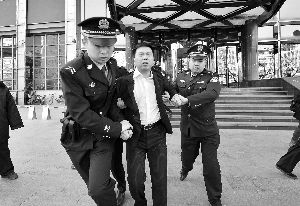 北京同一首歌餐飲娛樂公司因拖欠北京視點科技有限公司200余萬案款不還,並拒絕履行生效的裁決書,被視點科技公司向一中院申請了強制執行。昨天上午,執行法官和法警等十余人來到同一首歌公司進行了搜查,將公司財務室的三個保險櫃進行了查封,而公司的行政總監因不配合執行工作,被給予司法拘留。