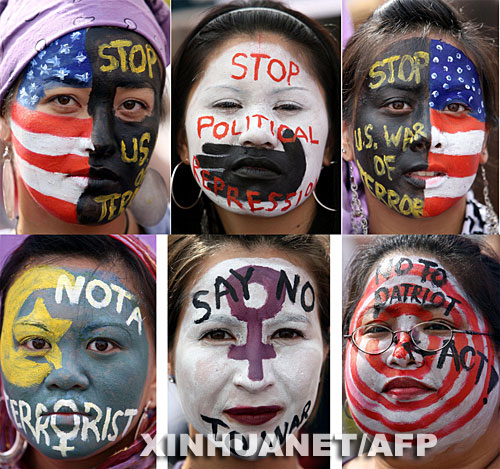 10月27日,反戰示威者在美國的11個城市同時舉行遊行活動,抗議美國對伊拉克的戰爭。這是當日在洛杉磯拍攝的反戰示威者面部的拼版照片。 新華社/法新