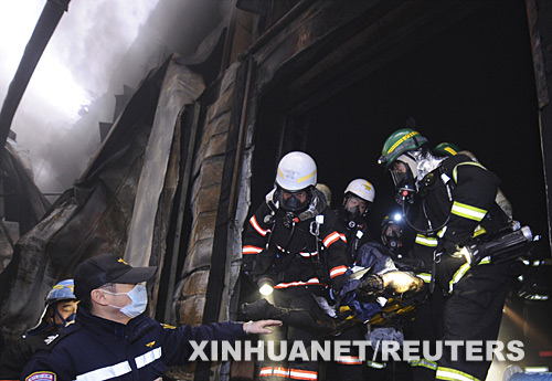 1月7日,在韓國京畿道利川市,消防員從爆炸現場抬出一具屍體。利川市一冷凍倉庫當天發生爆炸並引發火災,造成至少6人死亡,另有27人失蹤。