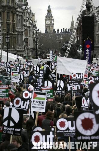3月15日,在英國首都倫敦,反戰抗議者朝議會大廈行進。在伊拉克戰爭爆發5周年紀念日即將到來之際,英國民眾15日舉行大規模反戰遊行,要求英國政府從伊拉克和阿富汗撤軍。 新華社/法新