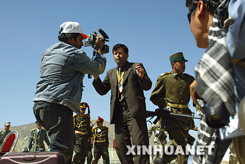 4月27日,在阿富汗首都喀布爾舉行的抗擊蘇聯入侵勝利16周年閱兵慶典上,阿富汗記者在發生武裝襲擊的現場進行報道。當天,阿富汗抗擊蘇聯入侵勝利16周年閱兵慶典遭到塔利班武裝襲擊,多名阿富汗官員受傷,總統卡爾扎伊及時撤離沒有受傷。塔利班武裝發言人穆賈希德隨後聲稱對襲擊事件負責。 新華社發(扎比攝)