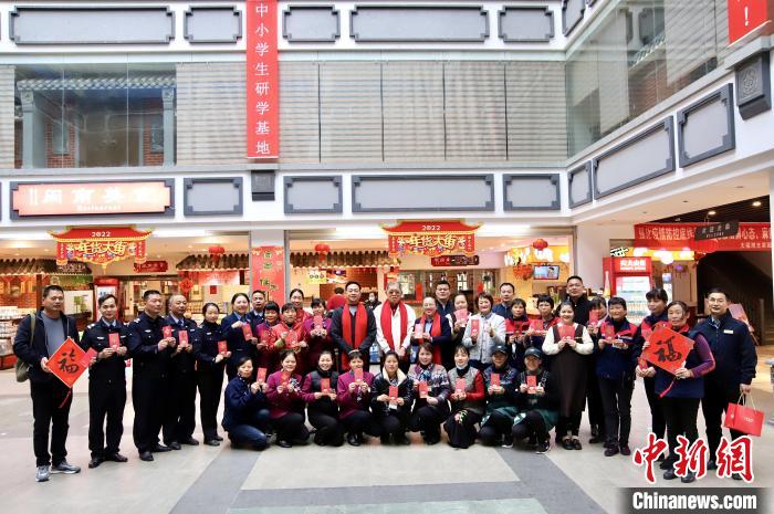 知名臺商李瑞河為堅守一線的天福員工送上新年紅包和新年禮物,帶去新春佳節的問候。 天福集團供圖