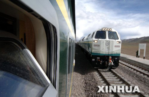 7月1日18時05分,從格爾木駛出的“青1”次列車和從拉薩駛出的“藏2”次列車在布強格車站勝利“會師”。“青1”次列車在布強格車站稍作停留後繼續駛向拉薩,“藏2”次列車則不停靠布強格車站,直接駛向格爾木。 新華社記者嘎瑪攝