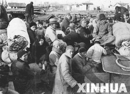 這是荻島靜夫拍攝的難民照片。侵華日軍士兵荻島靜夫自1937年8月到1940年3月所做的近20萬字的親筆日記和日記附帶的208張照片,記錄了他魔鬼般的“戰地經歷”。這套日記被翻譯、整理成《荻島靜夫日記──一個侵華日軍的戰地實錄》一書,由人民文學出版社于8月12日出版發行。目前,《荻島靜夫日記》的原件及影集被四川省民間收藏家樊建川收藏。它再一次提供了半個多世紀前侵華日軍暴行的鐵證。新華社發