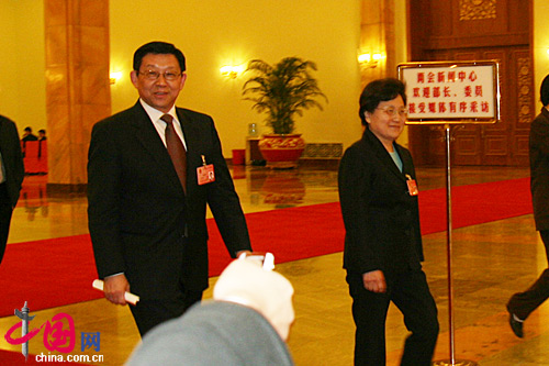 商務部長陳德銘(圖左)、監察部長馬鎟(圖右)經過人民大會堂北門一笑而過 商務部長陳德銘(圖左)、監察部長馬鎟(圖右)經過人民大會堂北門一笑而過