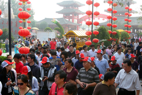 10月2日,眾多遊客在河南省開封市清明上河園參觀。 國慶節長假第二天,河南省開封市各公園景點里的遊客絡繹不絕,豐富多彩的民俗表演讓遊客大飽眼福。 新華社發(李俊生 攝)