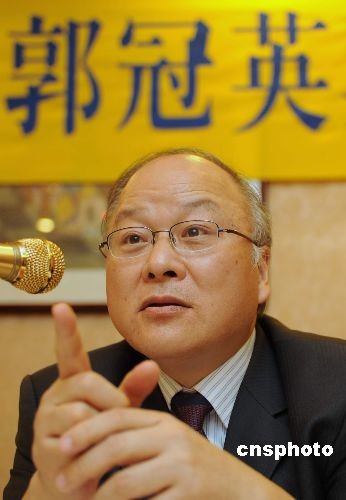以筆名“范蘭欽”等發表多篇文章、在臺灣引發軒然大波的臺灣前駐外官員郭冠英六月三十日在洛杉磯強調:“我反對‘臺獨’,義無反顧。”在華人社團“海外興中會”的安排下,郭冠英此前在舊金山地區舉辦了演講會,郭冠英還在洛杉磯舉辦演講會,進一步闡述的自己的觀點和見解,隨後將啟程返臺。 中新社發 張煒 攝