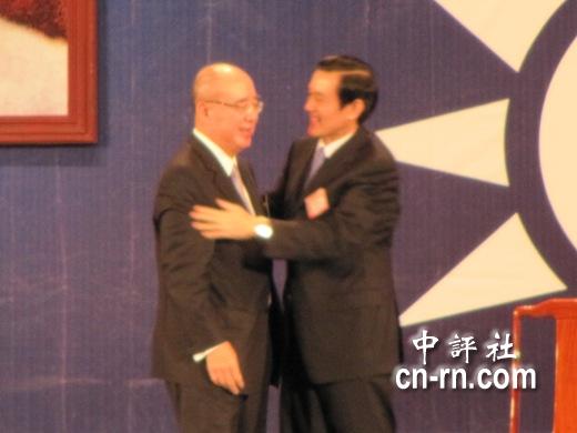 黨主席交接後,馬英九擁抱伯公。(中評社 康子仁攝)